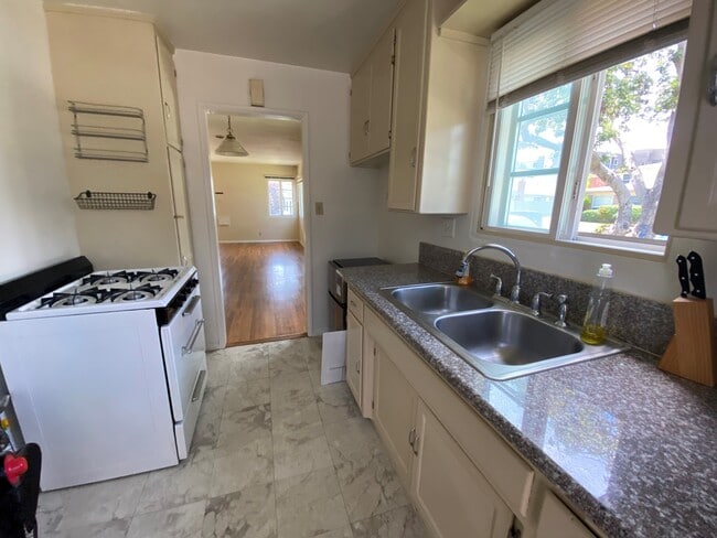 Kitchen - 8836 Ramsgate Ave Unidad 8836