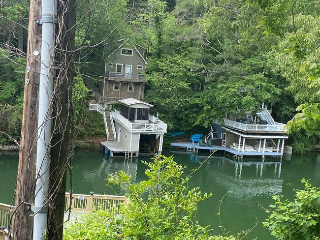 This lakefront house - This lakefront house