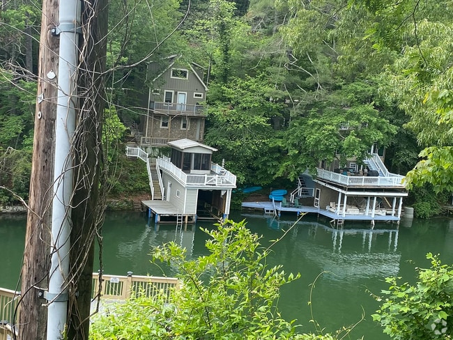 Building Photo - This lakefront house