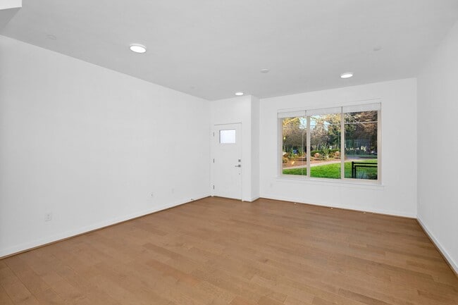 Photo - Bellevue spacious townhome living - 2 car garage