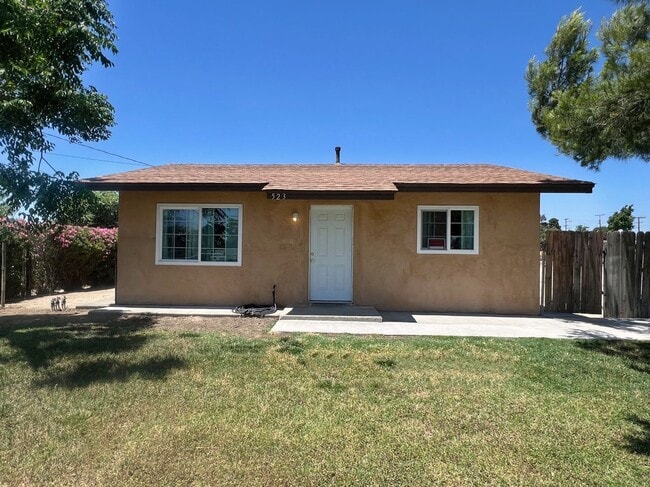 Building Photo - Charming 2 bedroom 1 bath on Large Lot!!