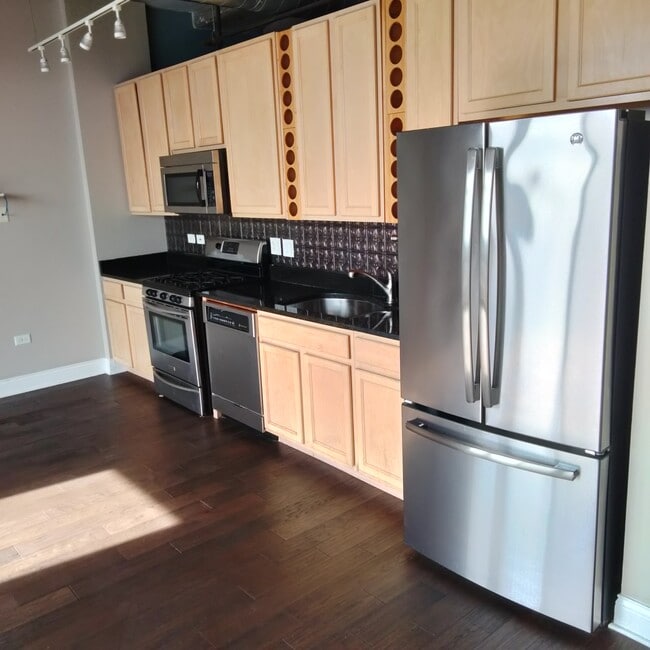 Building Photo - 1550 S Blue Island Ave Unit 9th floor