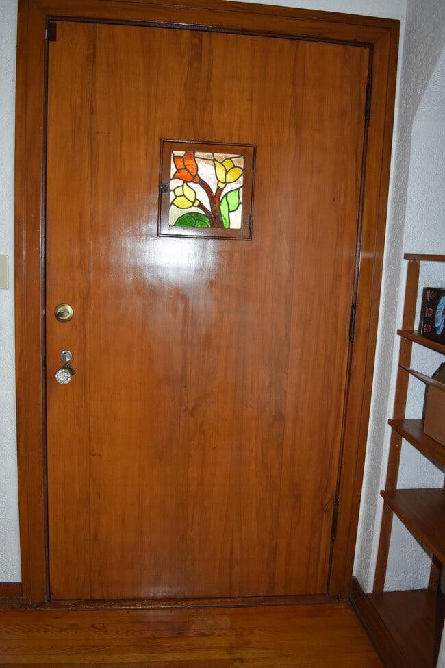 Puerta principal - 423 S Indiana St