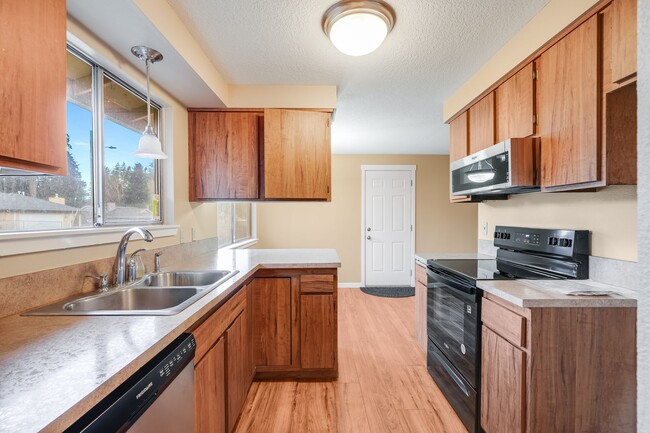 Photo - Charming 3 bed, 2 bath rental home in Milwaukie!