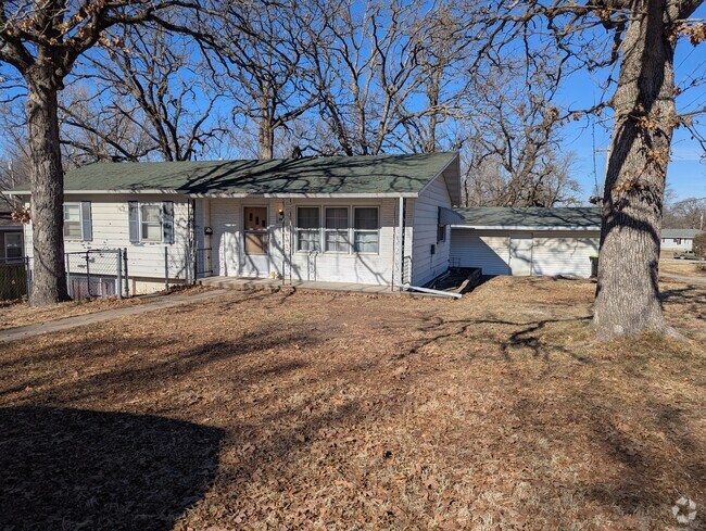 Building Photo - 301 W Poplar St Rental