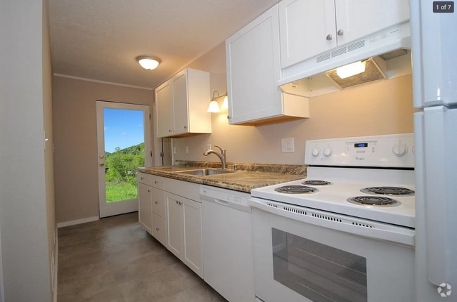 Building Photo - Recently Remodeled Apartment All Utilities...