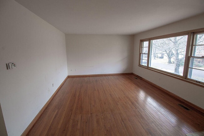Photo - 2102 Woodlea Dr