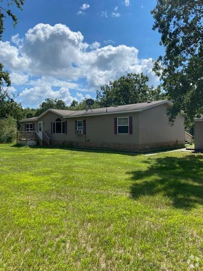 Building Photo - 3 Bedrooms, 2 Bathrooms Single Family Home...
