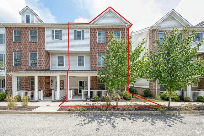 Building Photo - Exceptional townhome -- come back to unwin...