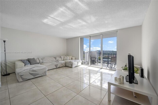 Photo - 2750 NE 183rd St Unidad 804
