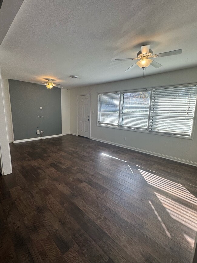 Photo - 1504 Lambard Dr