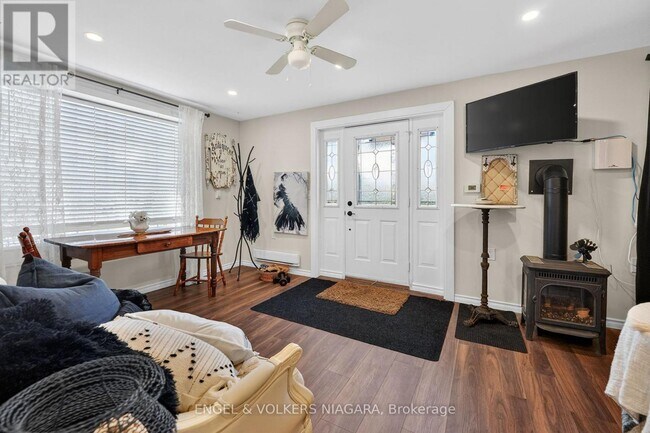 Photo - 71 Rose Glen Rd S