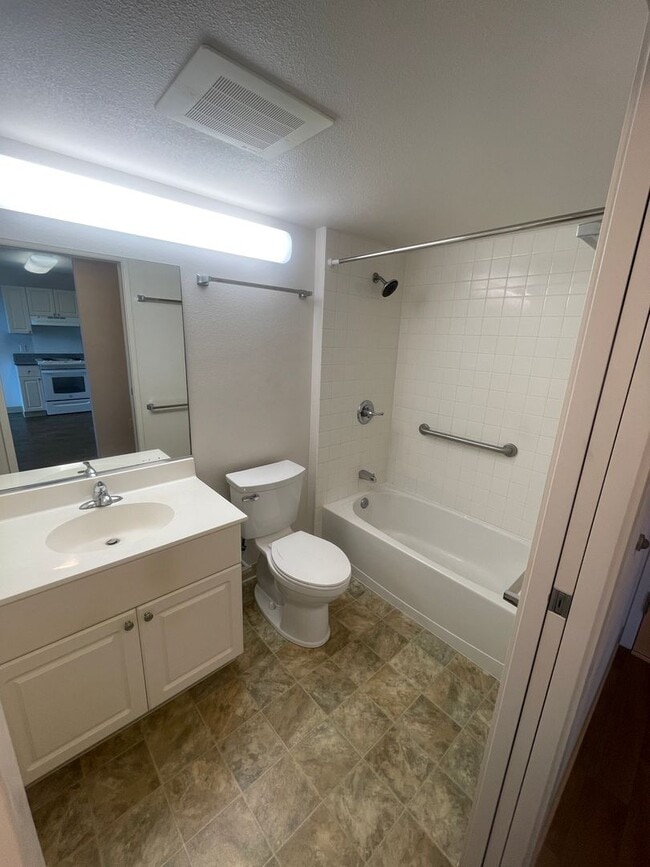 Photo - 1 Bed 1 Bath 1 Parking in 801 South! Water & Sewer included! Unidad 2203