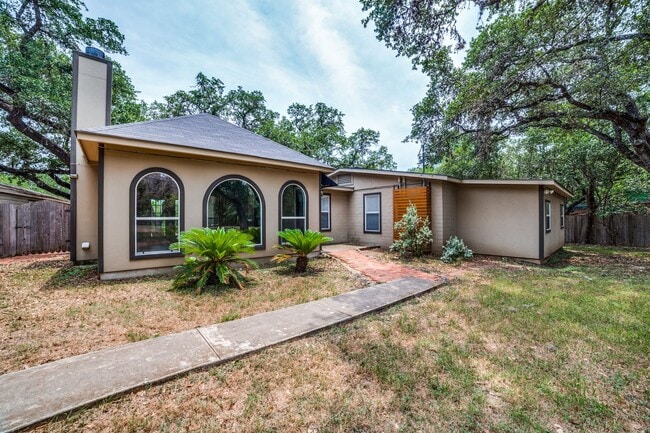 Building Photo - CASTLE HILLS FAMILY HOME