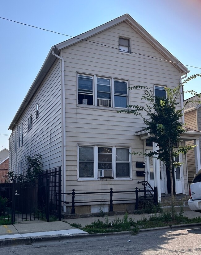 Building Photo - 2919 S Quinn St Rental