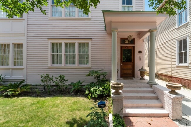 Photo - 211 W 40th St Unit B