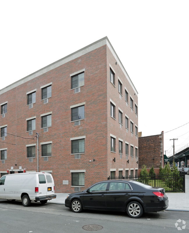 Photo - 710 Bartholdi St