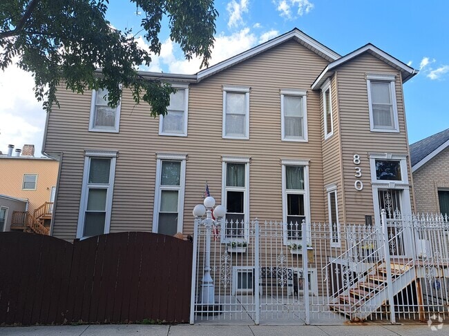 Building Photo - 830 W 37th St Unit 830 W. 37th Street Fl 2 Rental