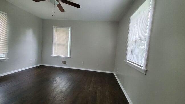Photo - Beautifully updated and Spacious! 2 Bed House in Madisonville with walk through!!