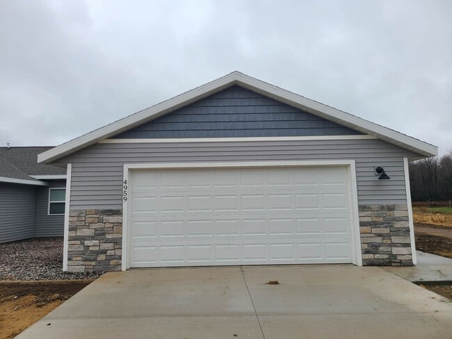 Building Photo - 3 Bedroom, 2 Bathroom Duplex Rental