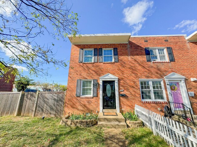 Gorgeous 3 Bed 1.5 Bath End-Unit Brick Tow... - Gorgeous 3 Bed 1.5 Bath End- House Unit Brick Tow...