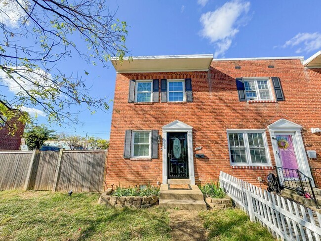 Building Photo - Gorgeous 3 Bed 1.5 Bath End-Unit Brick Tow... Rental