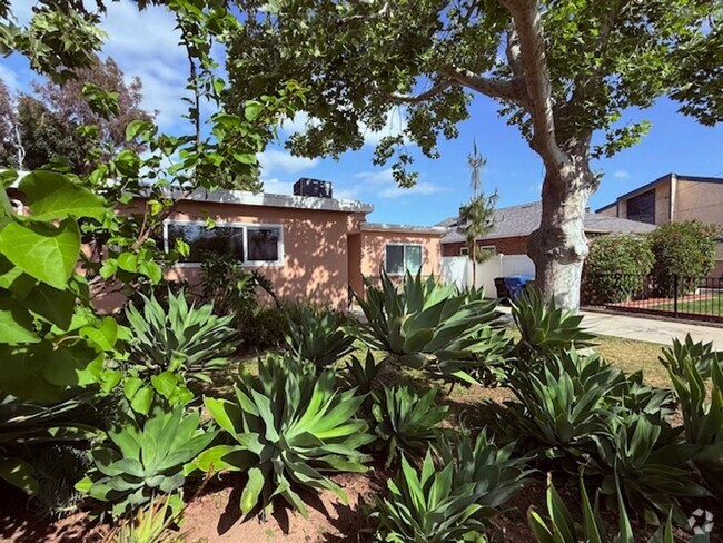 Building Photo - Move-in Ready! Beautifully remodeled Lake ... Rental