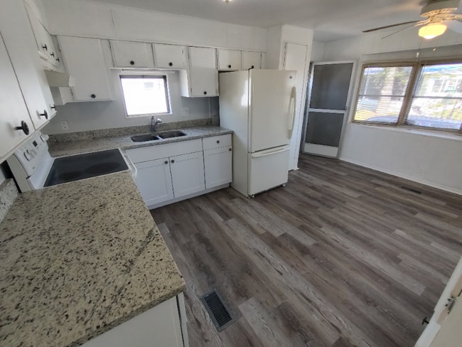 Photo - 900 9th Ave E