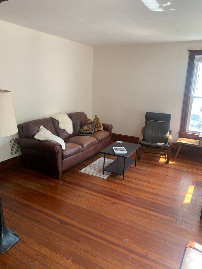 Building Photo - 41 Worrall Ave Unit Apt. #1 Room A