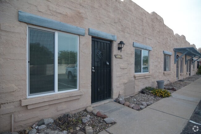 Building Photo - Remodeled 2 Bedroom 1 Bath Townhouse! Grea...