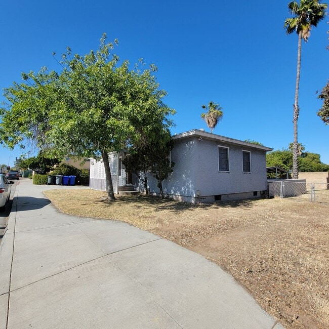Building Photo - Adorable 2 bed 1.5 bath house with HUGE yard!!