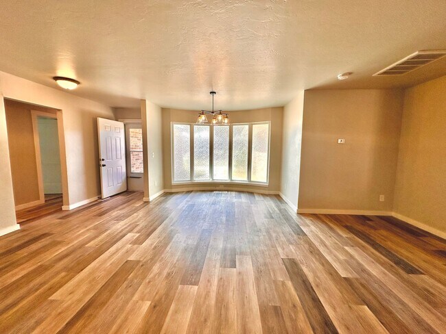 Photo - 4 Bed Spacious Midwest city House
