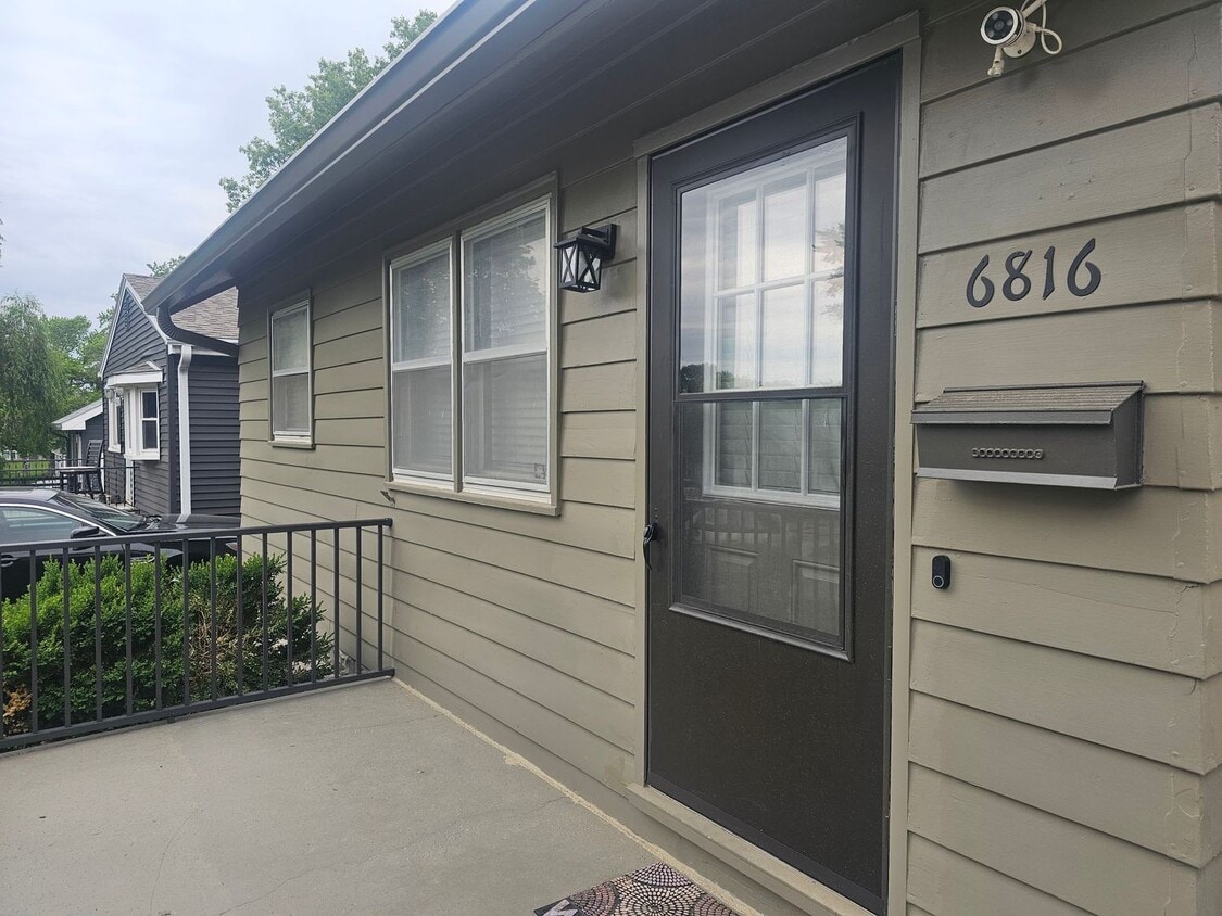 Spacious and Renovated 3 Bedroom Home - Spacious and Renovated 3 Bedroom Home