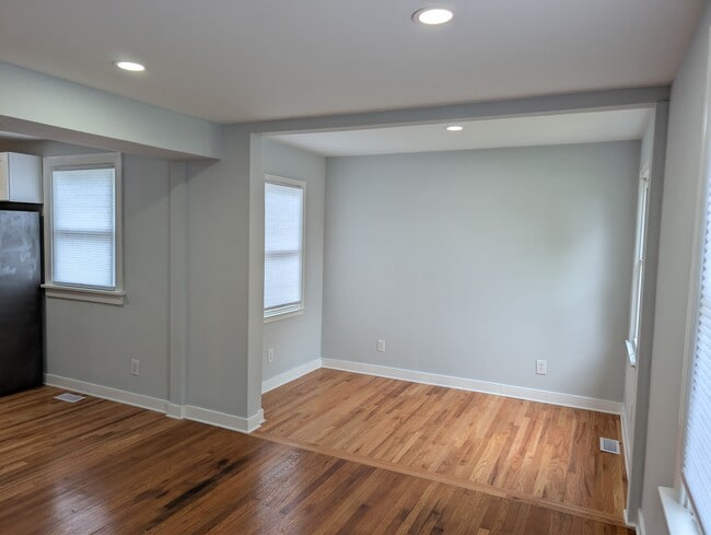 Photo - 2105 Clarke St