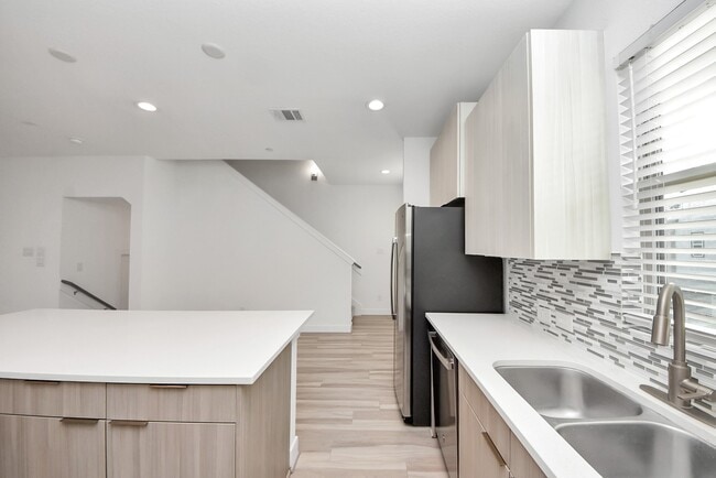 Photo - 18716 Centro Main St Unidad B