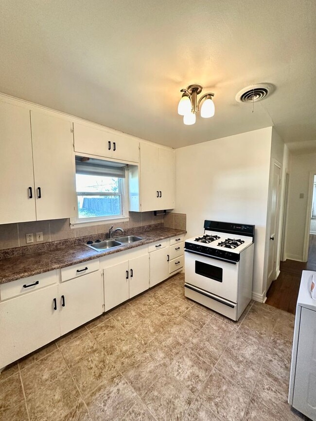 Photo - If You’ve Been Looking for Cozy, This Might Be It | 2/1 Pre-Leasing For 8/1