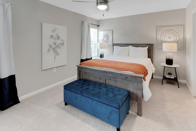 Gran dormitorio principal con baño y armario en suite - Redwood Lafayette