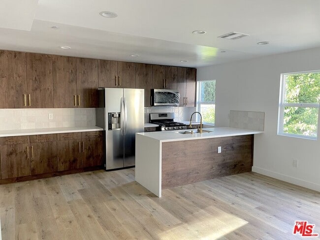 Photo - 1552 Winona Blvd