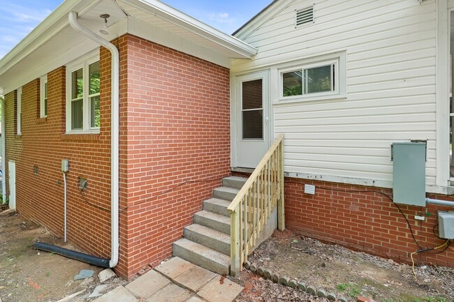 Photo - 548 Todd Dr NE