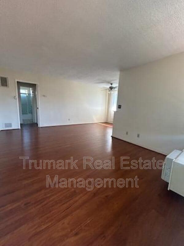 Building Photo - 4619 Lexington Ave Unit 4