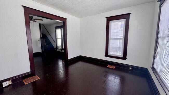 Photo - 633 Livingston Ave NE Unit North