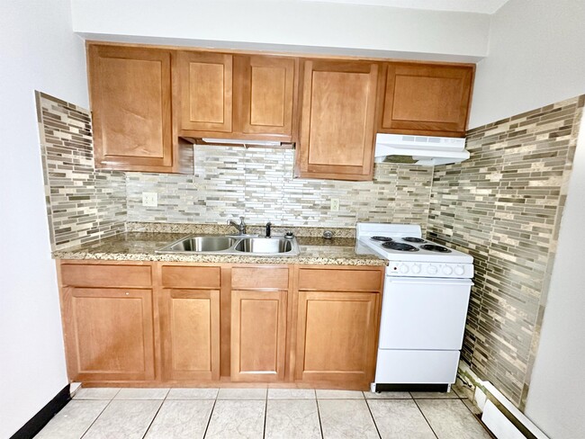 Kitchen - CAMBRIDGE APTS -- 043