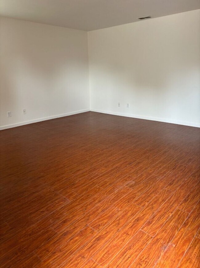 Cozy 2 Bedroom House with a 2 Car Garage House Rental in Tracy, CA