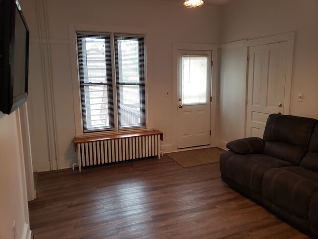 Livingroom - 305 Judd Rd Unit 2