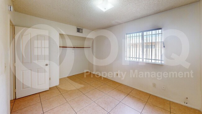 Photo - 1297 E 25th St