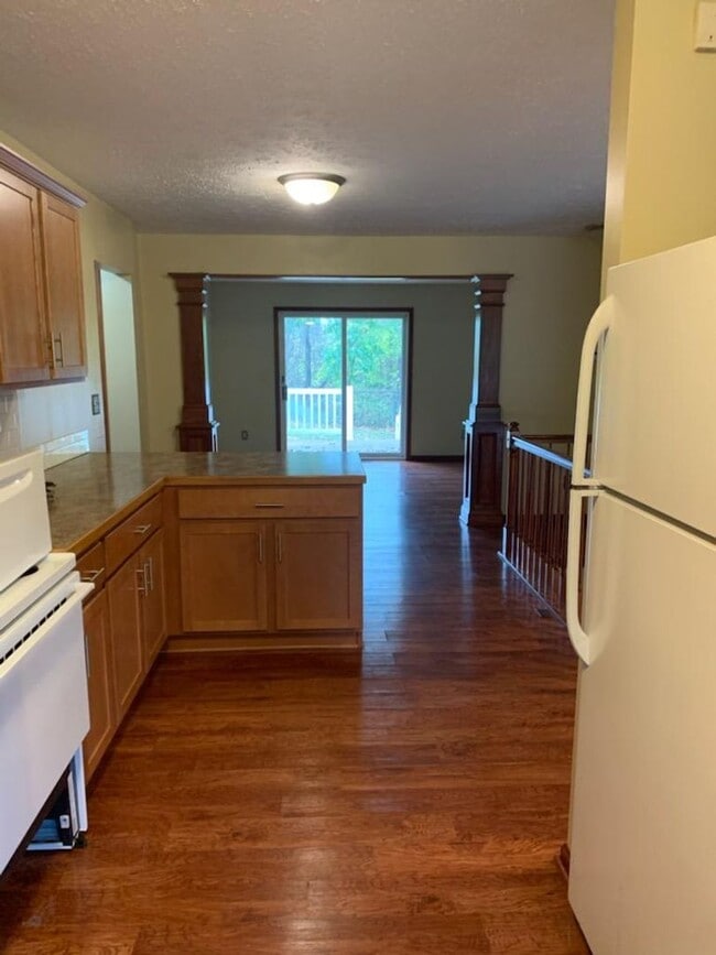 Photo - Private 4 Bedroom 2 1/2 Bath House