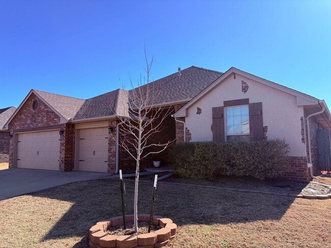 Building Photo - Large four bedroom home in Edmond