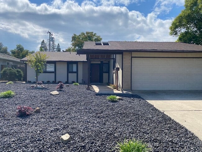 Building Photo - 3 Bedroom 2 Bath Home In Rosemont