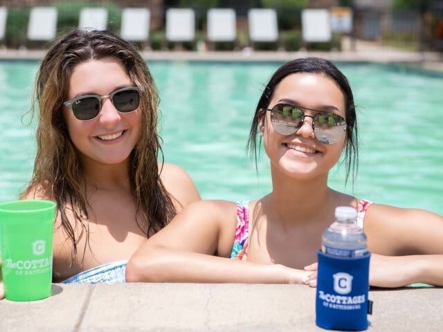 Disfrute de la diversión y la relajación junto a la piscina en The Cottages of Hattiesburg. - The Cottages of Hattiesburg