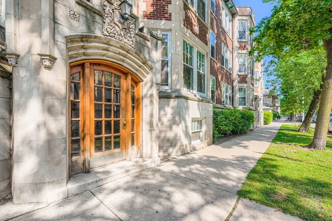 Building Photo - 2946 N Pine Grove Ave Unit 1S Rental